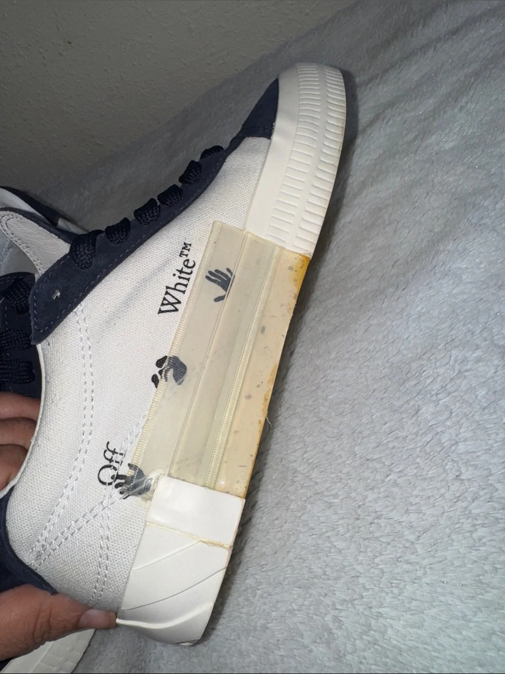 Off-White Navy and White Low-Top Arrow Sneakers
